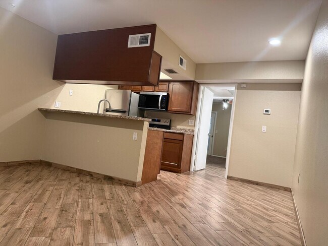 Building Photo - 461 W Holmes Ave