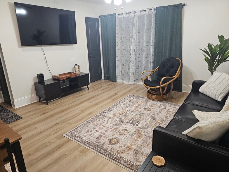 Building Photo - 4833 Zenith St