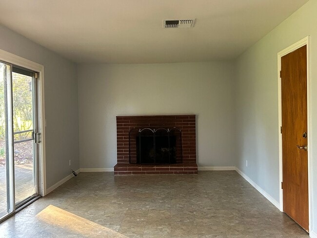 Building Photo - 120 Bessie Ln