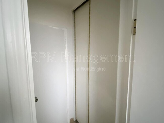 Building Photo - 6904 Lennox Ave