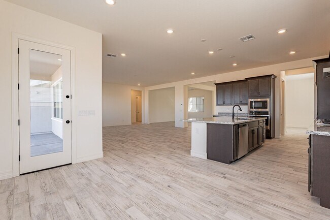 Building Photo - 5 BEDROOM 4 BATH SINGLE FAMILY HOME