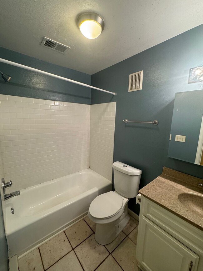 Building Photo - 3000 Broadway