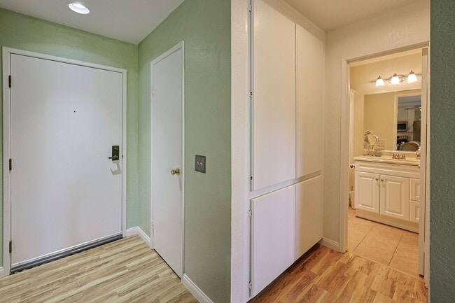 Building Photo - Beautiful 2 Bed, 2 Bath Condo in 62+ Commu...
