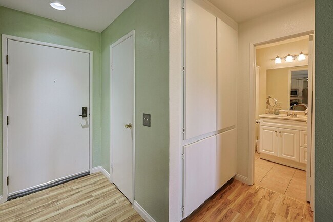 Building Photo - Beautiful 2 Bed, 2 Bath Condo in 62+ Community – Furnished or Unfurnished