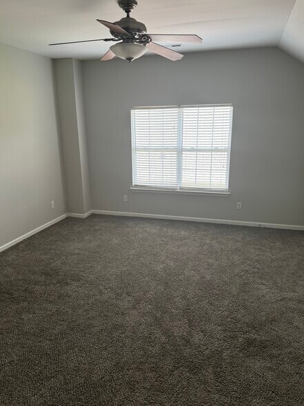 Building Photo - 118 Grove Ln S