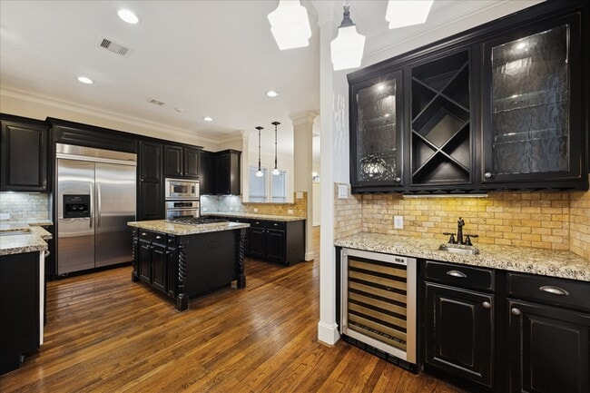 Building Photo - 840 Alexander St