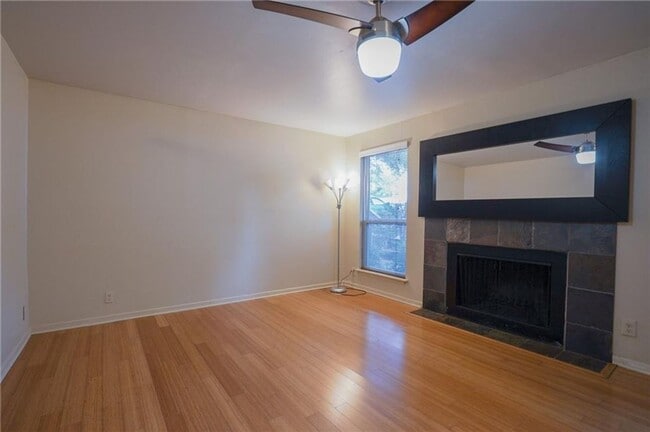 Building Photo - 1 Bed / 1 Bath Home with Fireplace & Walk-...