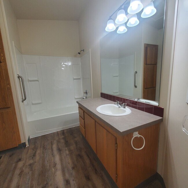 Building Photo - Newly Renovated Pet Friendly 3 Bed / 2 Bat...