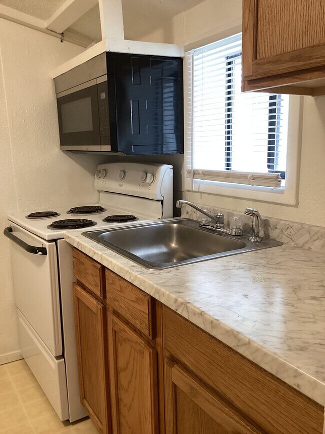 Building Photo - Newly Renovated 2 Bedroom, 1 bath! Located in Portales! Water Included!