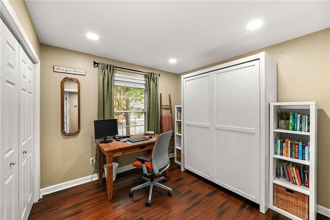 Building Photo - 404 McGill Pl NE