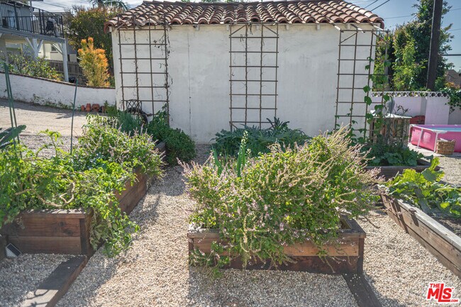 Building Photo - 6101 S Mansfield Ave