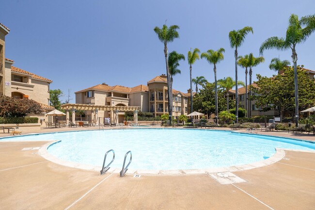 Building Photo - Top Floor Furnished 2 Bedroom Home Near SD...