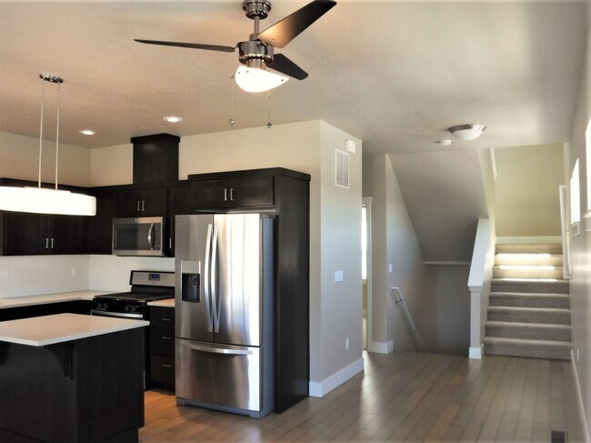 Building Photo - Chic artist-style lofts home with 3 bed 2.5 bath near Boise Greenbelt.