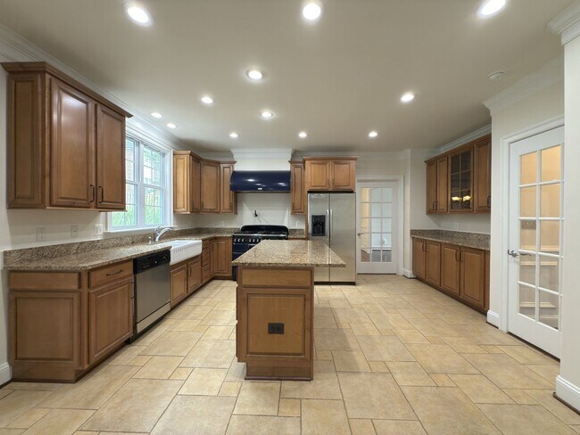 Building Photo - Spacious 4 Bed 5.5 Bath Home in Annandale,...