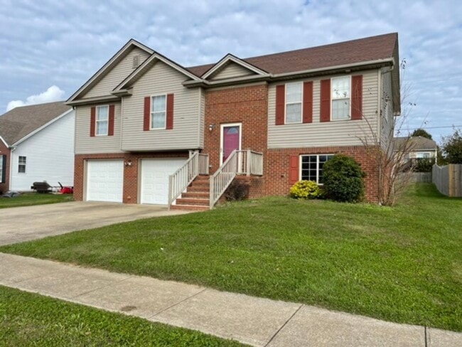 Building Photo - Large Home in Shelbyville For Rent