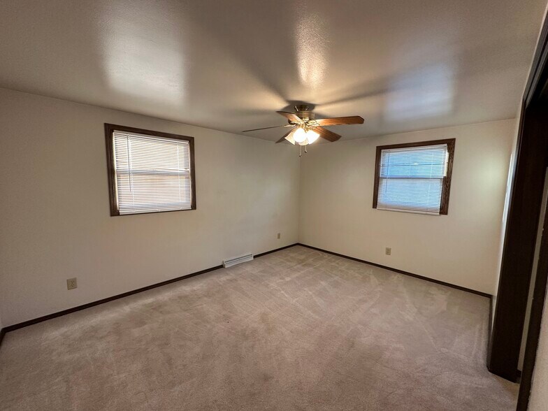 Building Photo - 951 Velsen Rd