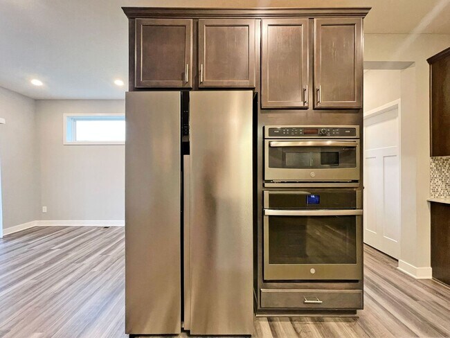 Building Photo - Sparkling, SPACIOUS Like-New Home with 3 B...