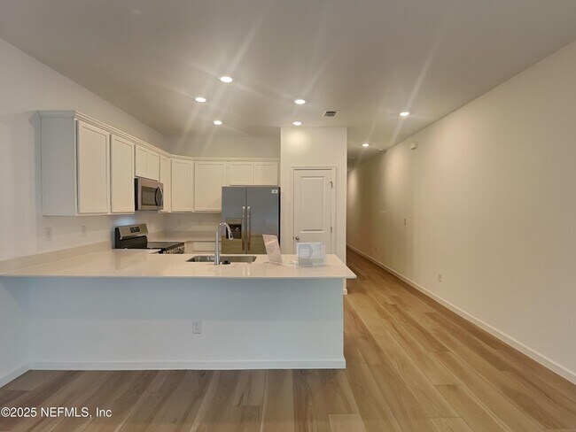 Building Photo - 654 Holly Lks Dr