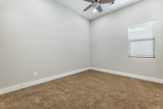 Building Photo - 806 Thornton Rd