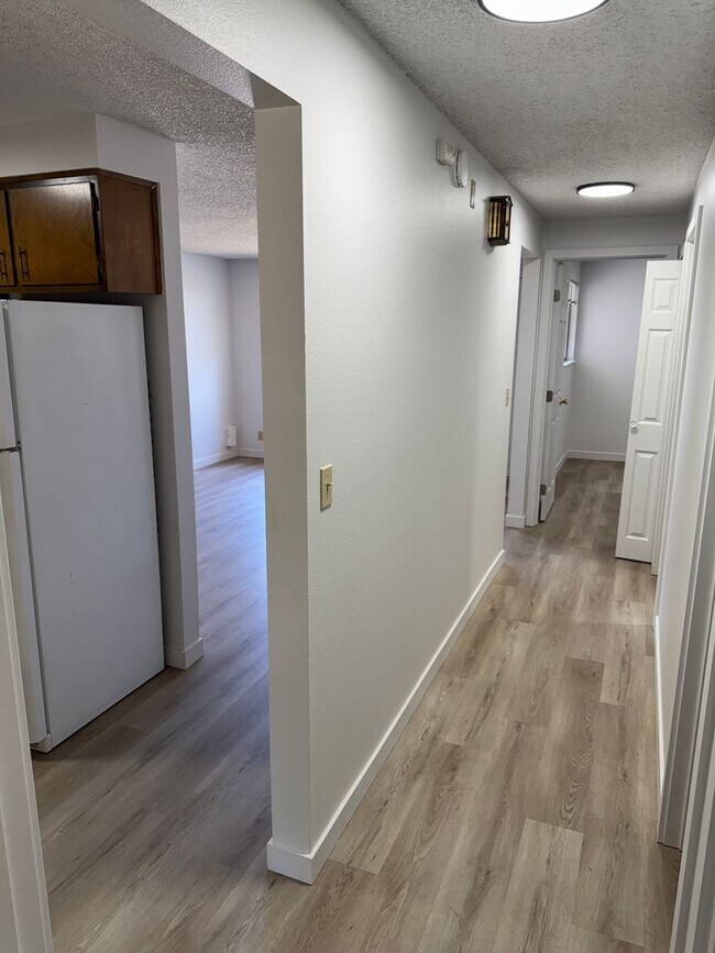 Building Photo - Large single level 2-bedroom/1 bath duplex in Springfield!