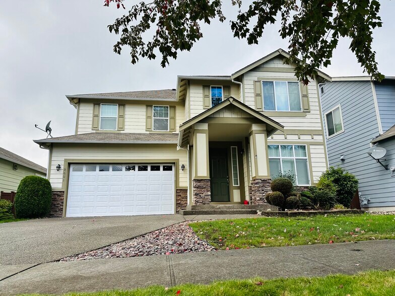 Home front along Lanyard Drive - 3601 Lanyard Dr NE