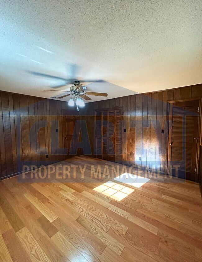 Building Photo - Charming two story home with garage and large yard!