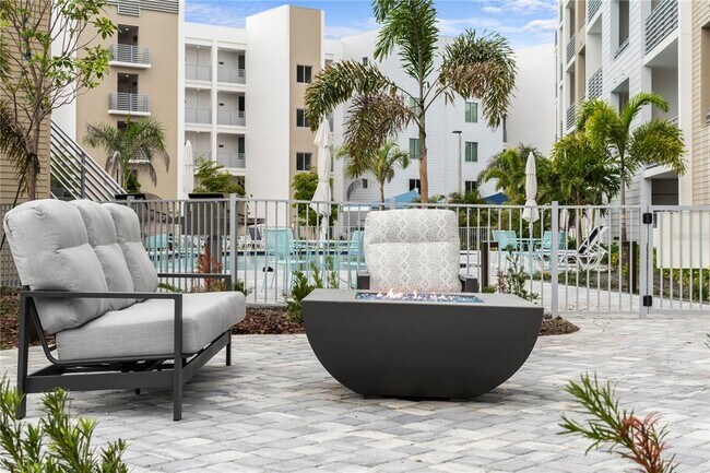 Building Photo - 1709 N Tamiami Trl