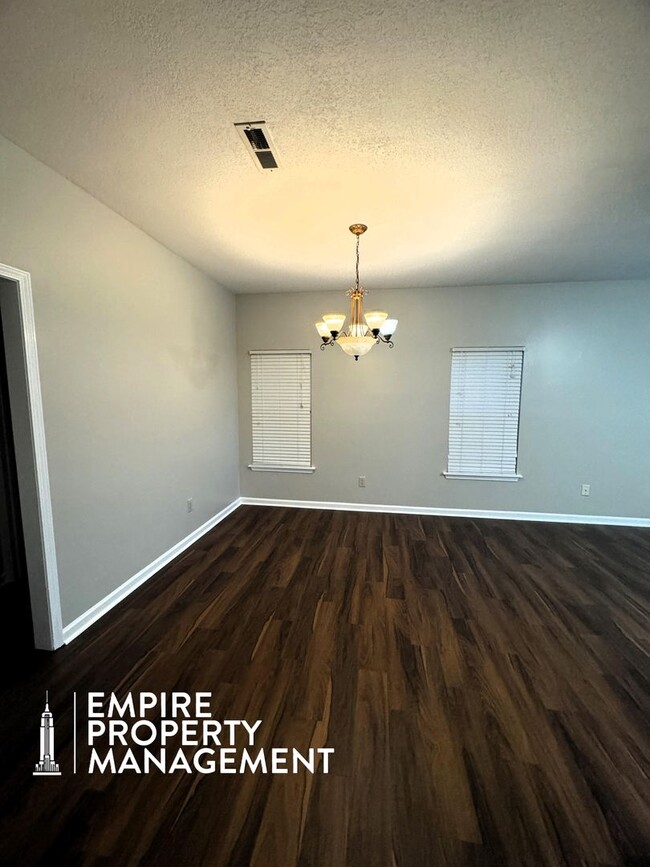 Building Photo - Move-In Special!! 1/2 Off First Month's Rent!!