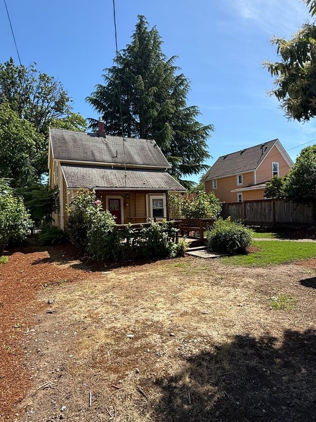 Building Photo - Historic Willamette Charmer – A Rare Gem! ...