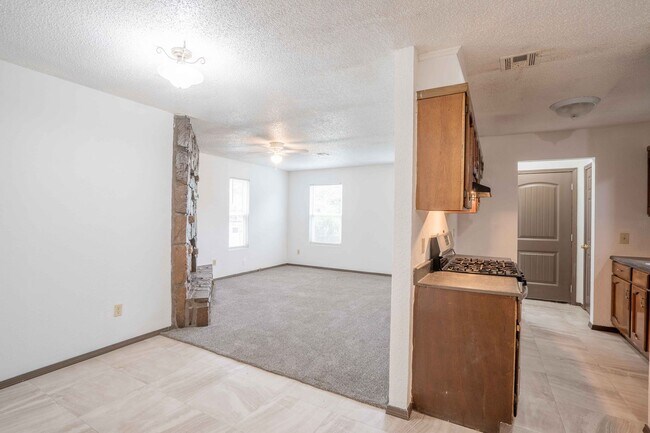 Building Photo - Coming Soon! 2 bed/1 bath!