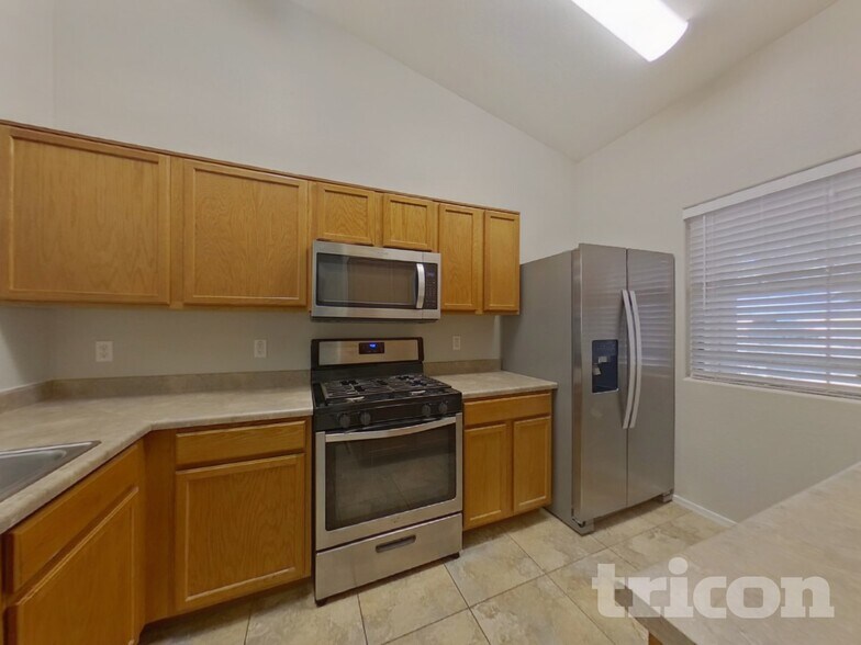 Building Photo - 35770 W Velazquez Dr