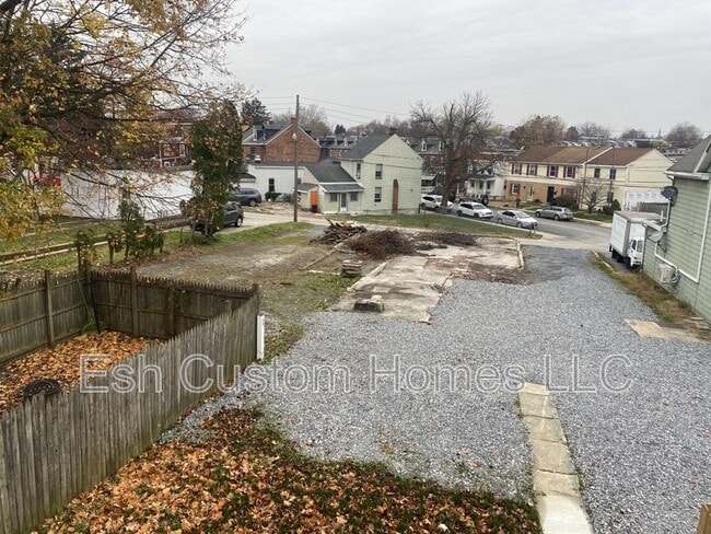 Building Photo - 741 Manor St