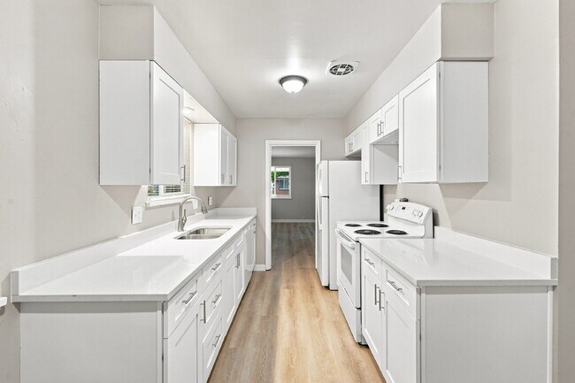 Building Photo - $2,240.95 with $300 Off the first month's rent, 4 Beds, 2 Baths, Triplex Unit in Littleton with W...