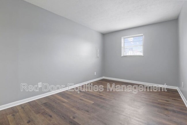 Building Photo - 123 Walnut St