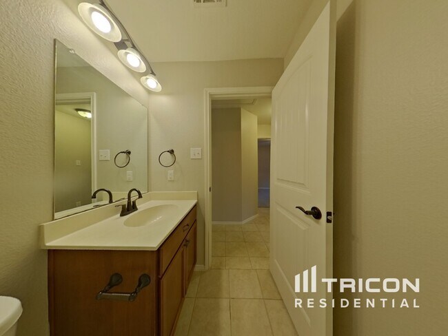 Building Photo - 413 Azalea Dr