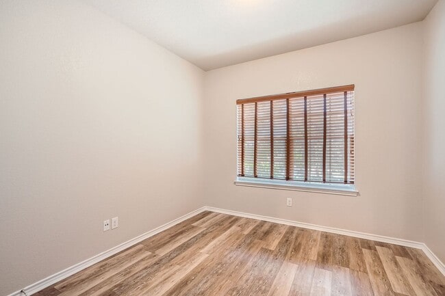 Building Photo - Beautiful home in gated community!!