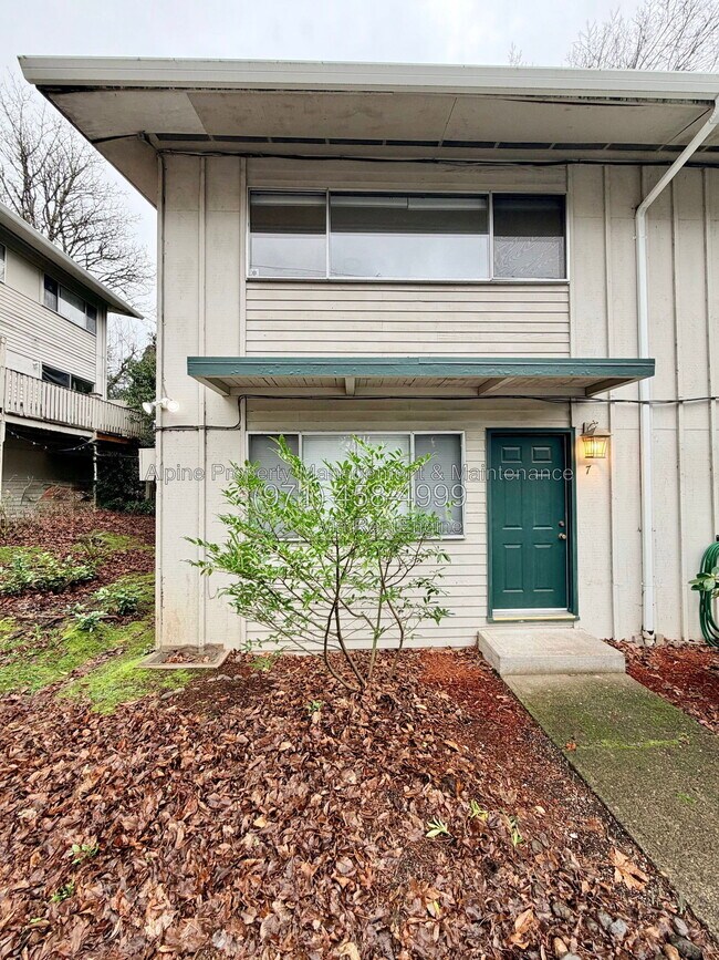 Building Photo - 7030 SW Canyon Crest Dr