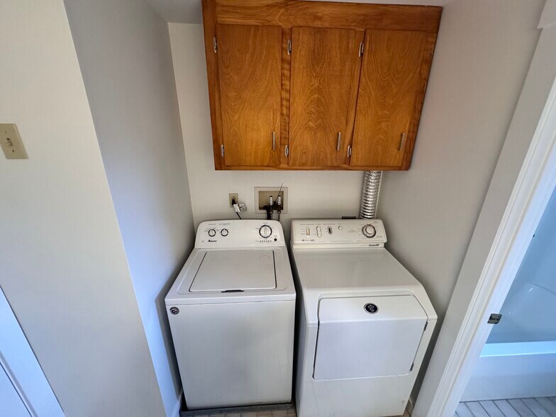 Building Photo - 253 Davis Rd