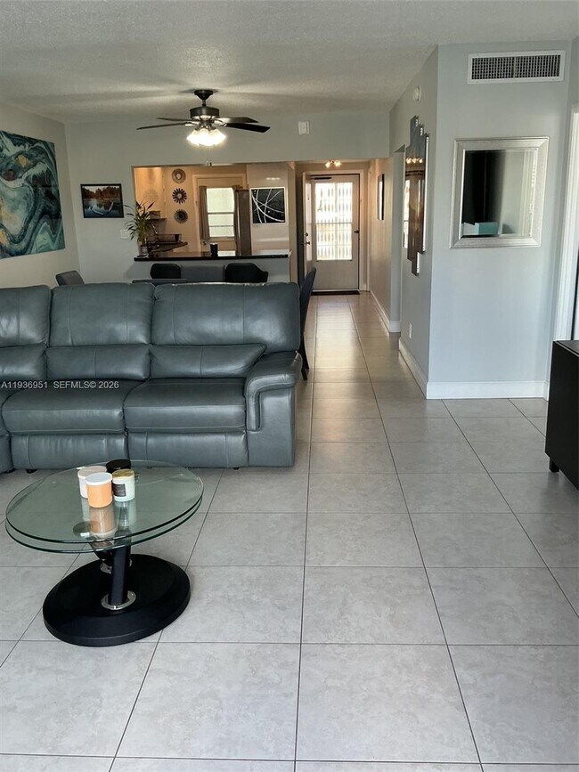 Building Photo - 400 Golden Isles Dr