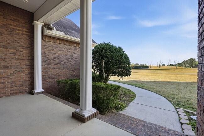 Building Photo - Ivy Park Brick Home 4 bedroom 3 1/2 baths