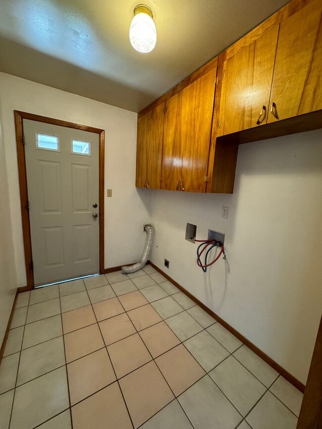 Building Photo - 2bdrm, 1 bath duplex with carport and fenced yard