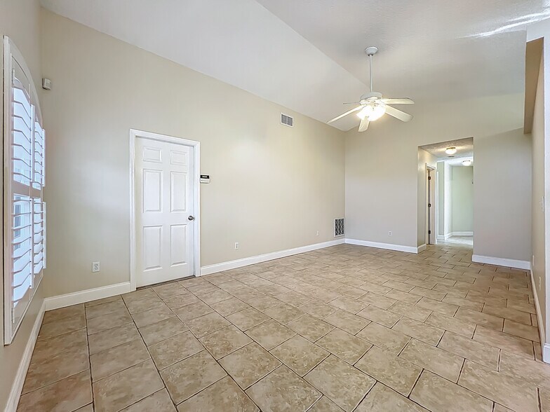 Building Photo - 1115 Naples Dr