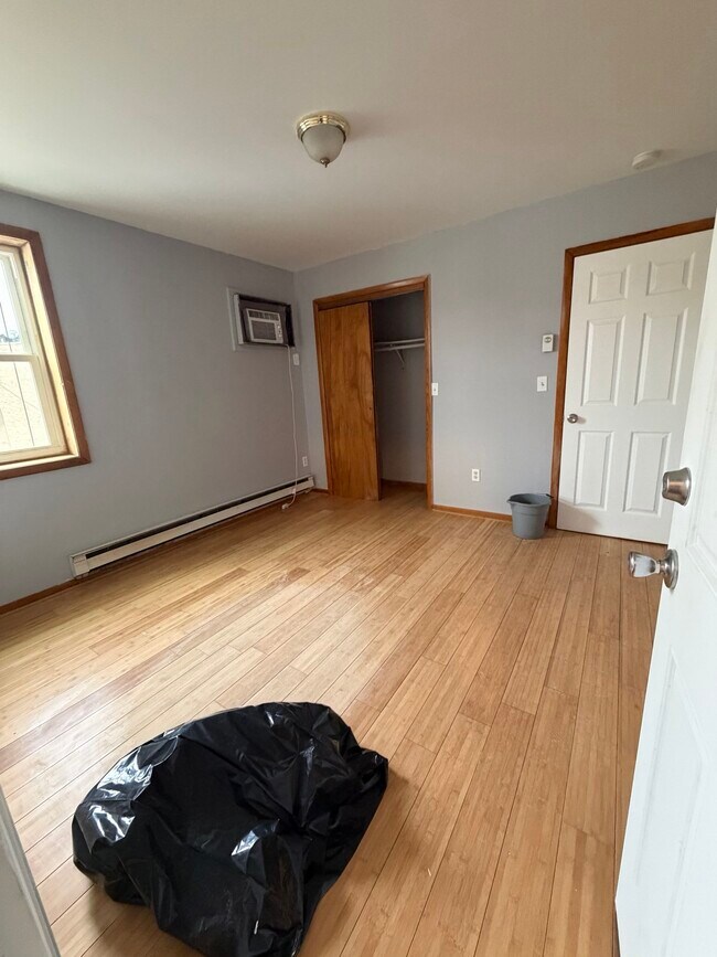 Building Photo - 592 N 6th St