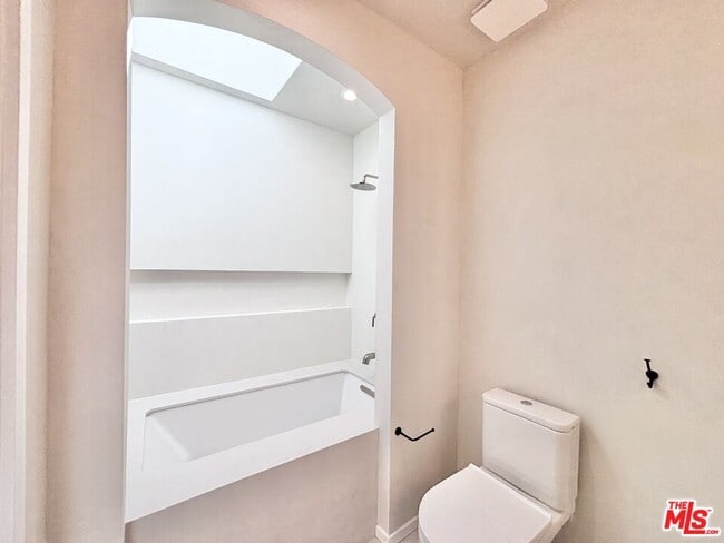 Building Photo - 1979 N Kenmore Ave