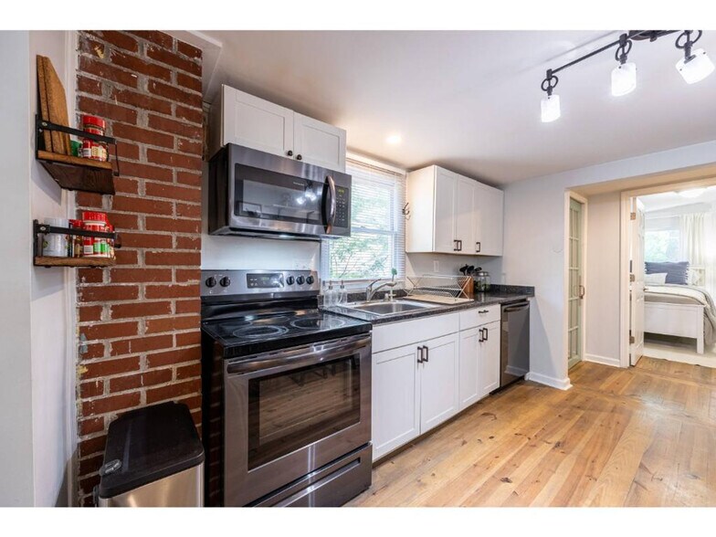 Building Photo - 145 Griffeth St