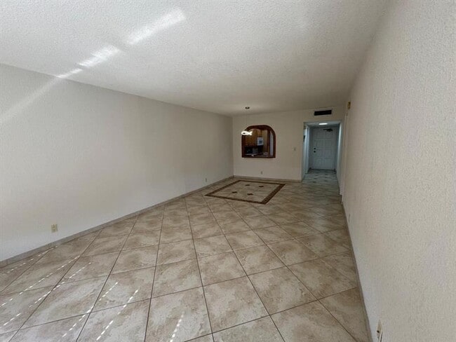 Building Photo - 3200 N Palm Aire Dr