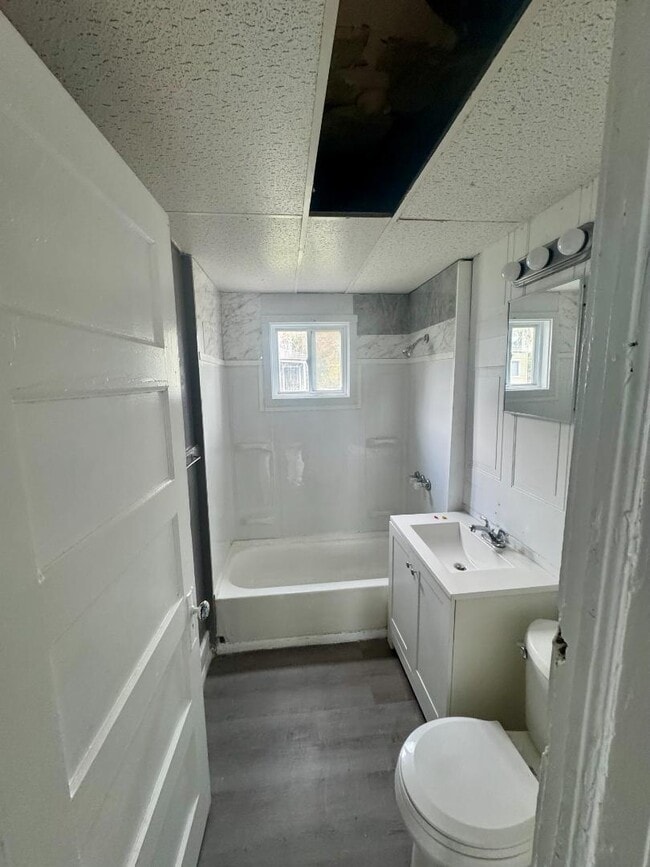 Building Photo - 153 Fernwood Ave