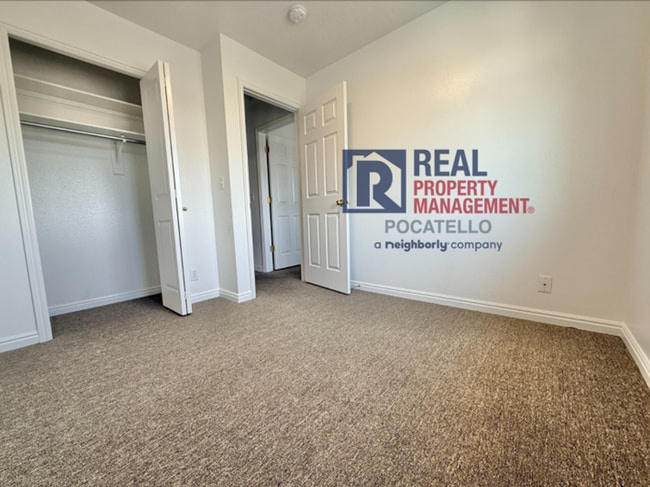 Building Photo - 3 Bedroom 1.5 Bath Apartment - 1 car garage