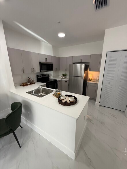 Primary Photo - 972 E 28th St