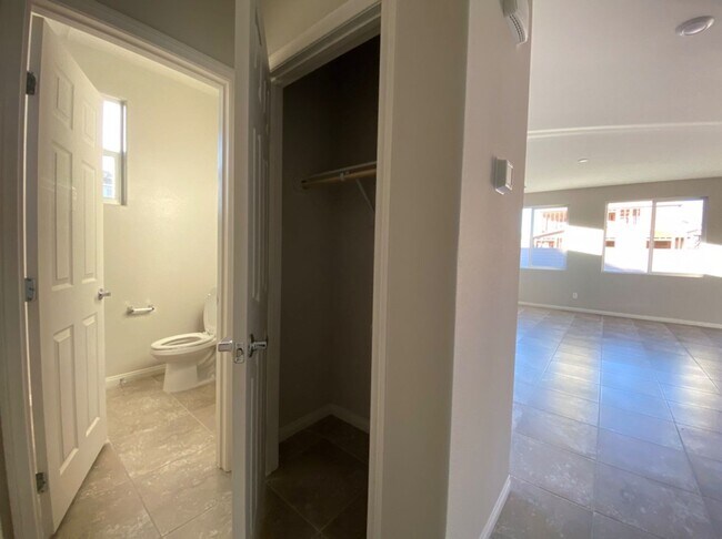Building Photo - 4 BED 2.5 BATH 2 CAR GARAGE,  LARGE CORNER...